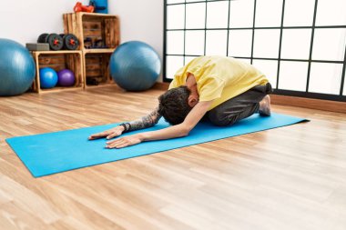 Genç İspanyol adam gülümsüyor spor merkezinde kendine güvenen bir antrenman.