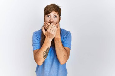 İzole edilmiş arka planda uzun süre duran beyaz bir adam ağzını yanlışlıkla elleriyle kapatarak şok etti. gizli kavram. 
