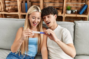 Genç çift evde hamilelik testi sonuçlarına şaşırdı..