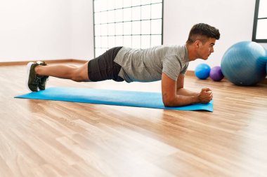 Spor merkezinde karın kaslarını çalıştıran genç bir İspanyol.