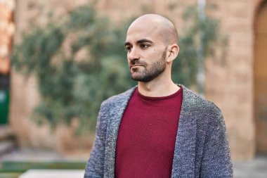 Sokakta duran rahat yüzlü genç adam.