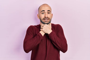 Genç kel bir adam sıradan kıyafetler giyip bağırıyor ve boğularak ölüyor çünkü acı verici bir şekilde boğulmuş. Sağlık problemi. Boğulma ve intihar konsepti. 