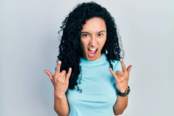 Young Hispanic Woman Curly Hair Wearing Casual Blue Shirt Shouting — Foto de Stock