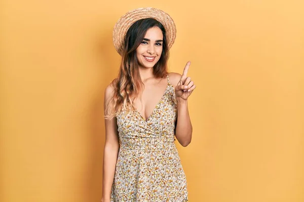 Junges Hispanisches Mädchen Mit Sommerhut Zeigt Mit Finger Nummer Eins — Stockfoto