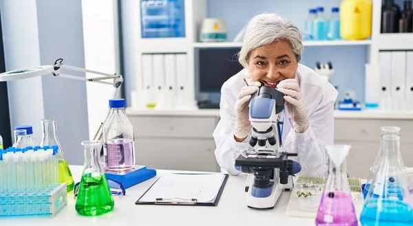 Donna Mezza Età Con Uniforme Scienziato Microscopio Laboratorio — Foto Stock