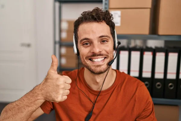 Joven Hombre Hispano Usando Auriculares Agente Centro Llamadas Sonriendo Feliz —  Fotos de Stock