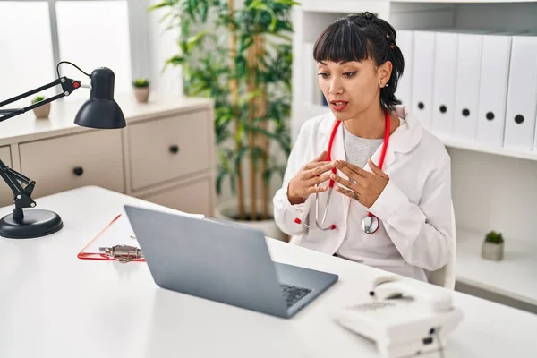 Young Woman Wearing Doctor Uniform Having Video Call Clinic — Fotografia de Stock