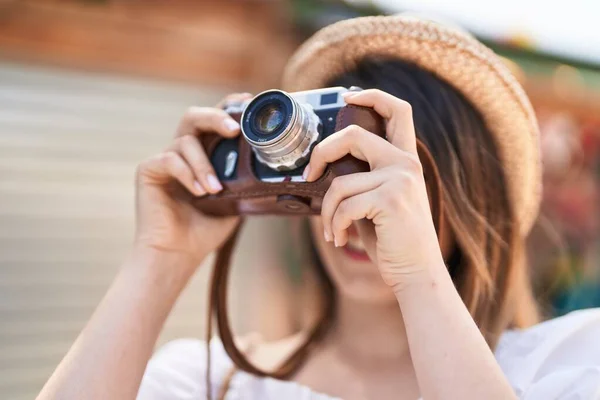 Joven Turista Hispana Sonriendo Confiada Usando Cámara Mercado Callejero —  Fotos de Stock