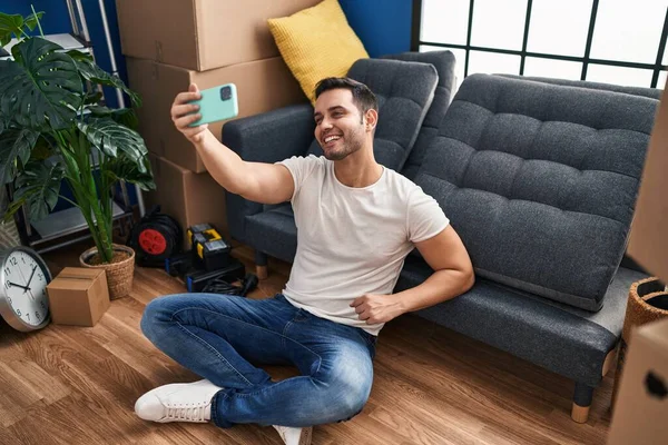 Junger Hispanischer Mann Macht Selfie Mit Smartphone Neuen Zuhause — Stockfoto