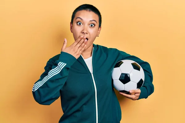 Piękna Latynoska Kobieta Krótkimi Włosami Trzymająca Piłkę Nożną Pokrywającą Usta — Zdjęcie stockowe