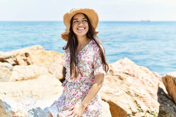Jong Latijn Meisje Dragen Zomer Hoed Zittend Rots Het Strand — Stockfoto