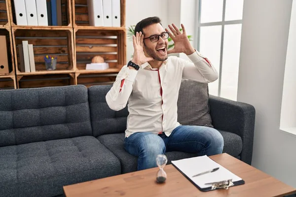 Jovem Hispânico Com Barba Trabalhando Consultório Sorrindo Alegre Brincando Espreitar — Fotografia de Stock