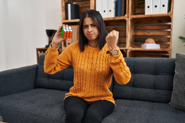 Joven Mujer Hispana Jugando Colorido Rompecabezas Cubo Inteligencia Juego Molesto —  Fotos de Stock