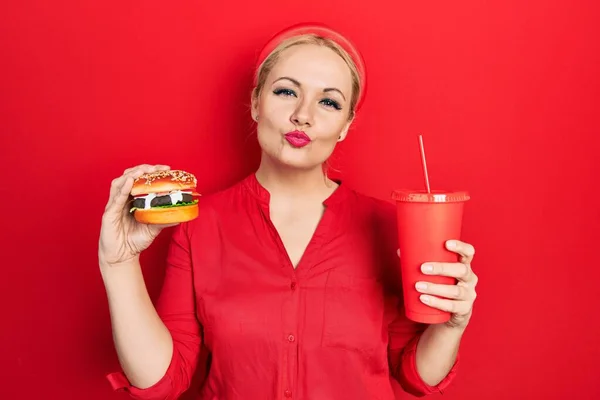 Jeune Femme Blonde Mangeant Délicieux Hamburger Classique Avec Des Frites — Photo