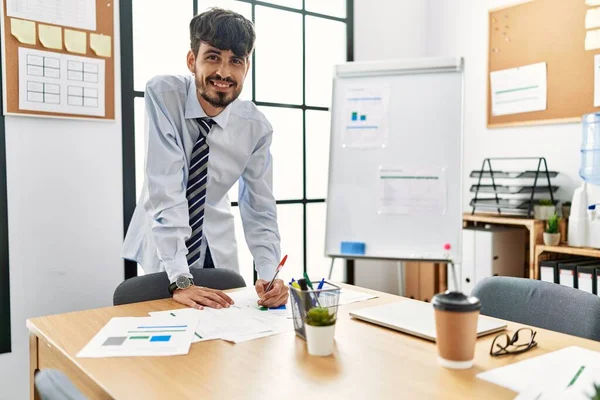 Junger Hispanischer Geschäftsmann Lächelt Glücklich Büro — Stockfoto