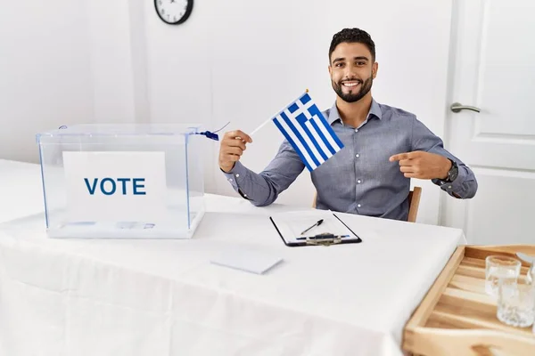 Junger Gutaussehender Mann Mit Bart Bei Wahlkampfveranstaltung Mit Griechischer Fahne — Stockfoto