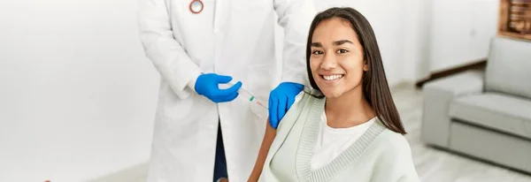 Doctor Injecting Covid Vaccine Latin Woman Clinic — Stock Photo, Image