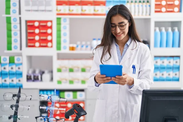 Giovane Farmacista Ragazza Ispanica Utilizzando Touchpad Che Lavora Farmacia — Foto Stock