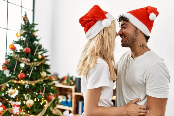 Young Couple Smiling Happy Romantic Attitude Wearing Christmas Hat Home — Stock Photo, Image