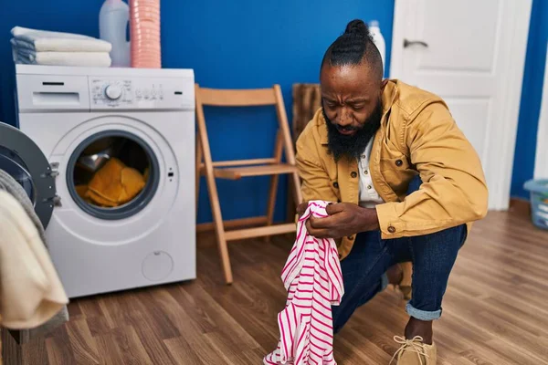 Genç Afrikalı Amerikalı Adam Çamaşırhanede Kıyafet Etiketi Arıyor — Stok fotoğraf