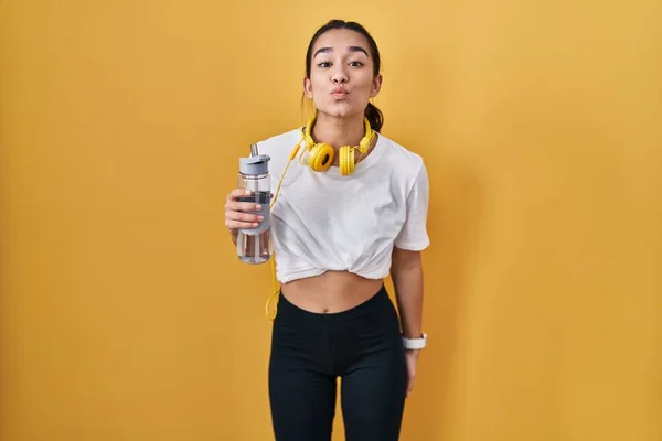 Young South Asian Woman Wearing Sportswear Drinking Water Looking Camera — Stok fotoğraf