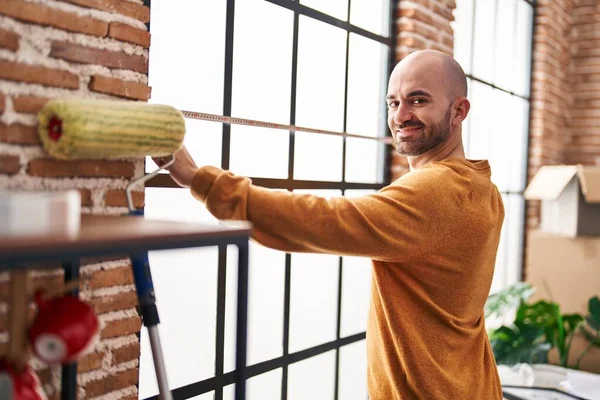 Joven Sonriendo Confiado Midiendo Ventana Nuevo Hogar — Foto de Stock