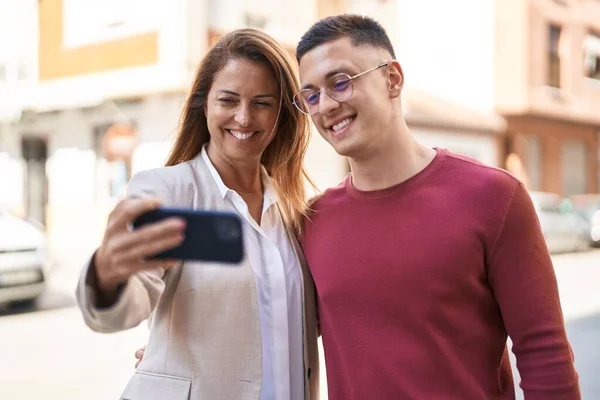 Homem Mulher Mãe Filho Sorrindo Confiante Fazer Selfie Pelo Smartphone — Fotografia de Stock