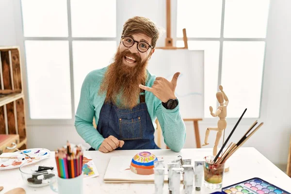 Redhead Man Long Beard Painting Clay Bowl Art Studio Smiling — Stok fotoğraf
