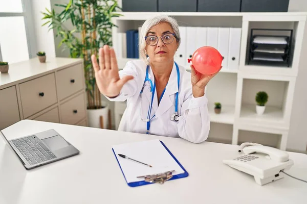 Gri Saçlı Doktor Üniforması Giyen Elinde Balonla Dur Işareti Yapan — Stok fotoğraf