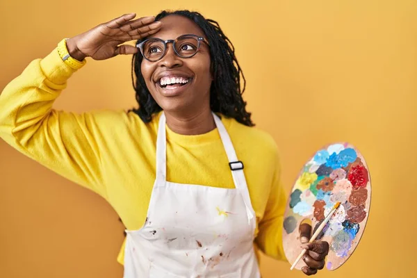 African Woman Holding Painter Palette Very Happy Smiling Looking Far — Stock Photo, Image