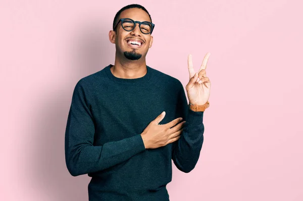 Joven Hombre Afroamericano Vistiendo Ropa Casual Gafas Sonriendo Con Cara — Foto de Stock