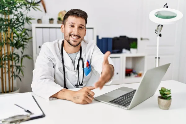 Young Doctor Working Clinic Using Computer Laptop Smiling Friendly Offering — Stock fotografie