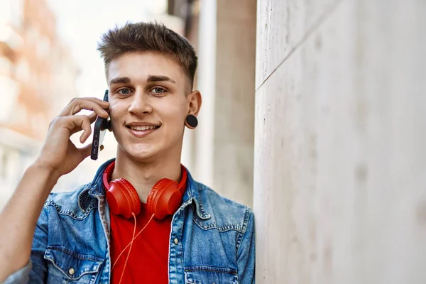 Ung Kaukasisk Kille Ler Med Smartphone Lutande Väggen — Stockfoto