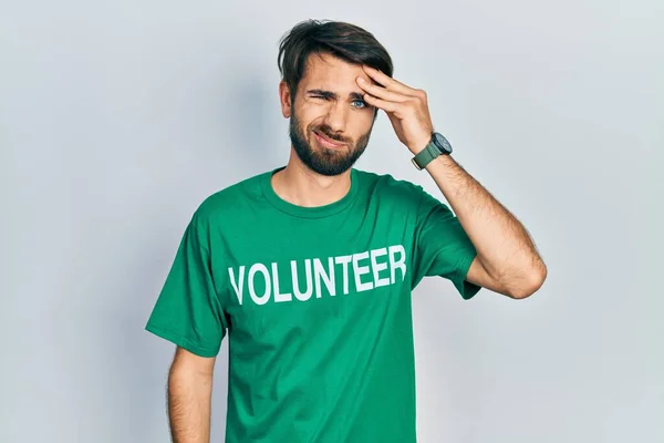 Jovem Hispânico Vestindo Camiseta Voluntária Preocupado Estressado Sobre Problema Com — Fotografia de Stock