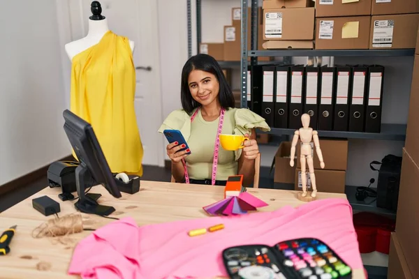 Jovem Latino Mulher Comércio Eletrônico Trabalhador Negócios Usando Smartphone Beber — Fotografia de Stock