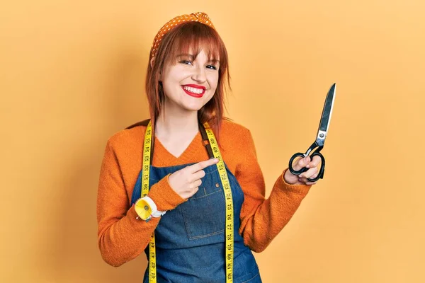 Kızıl Saçlı Genç Kadın Terzi Tasarımcı Atölye Önlüğü Giymiş Elinde — Stok fotoğraf