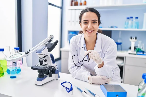 Young Hispanic Woman Wearing Scientist Uniform Smiling Confident Laboratory — 스톡 사진