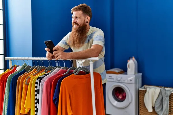 Jovem Ruiva Homem Sorrindo Confiante Usando Smartphone Lavanderia — Fotografia de Stock