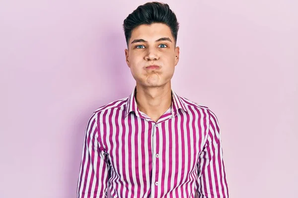 Mladý Hispánec Oblečený Neformálního Oblečení Čechrající Tváře Legračním Obličejem Ústa — Stock fotografie