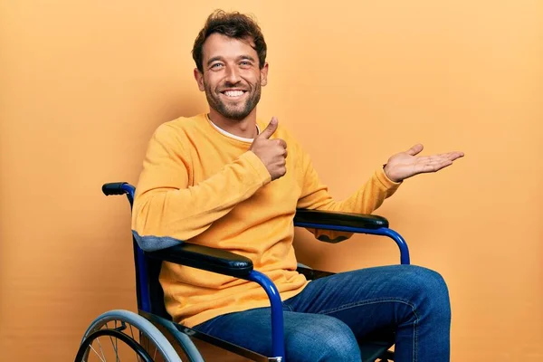 Tekerlekli Sandalyede Oturan Yakışıklı Adam Avuç Içi Gösteriyor Baş Parmaklarıyla — Stok fotoğraf