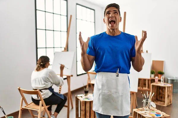 Joven Pareja Hispana Estudio Arte Loca Loca Gritando Gritando Con — Foto de Stock