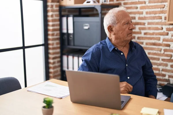 Senior Man Grey Hair Working Using Computer Laptop Office Looking — ストック写真