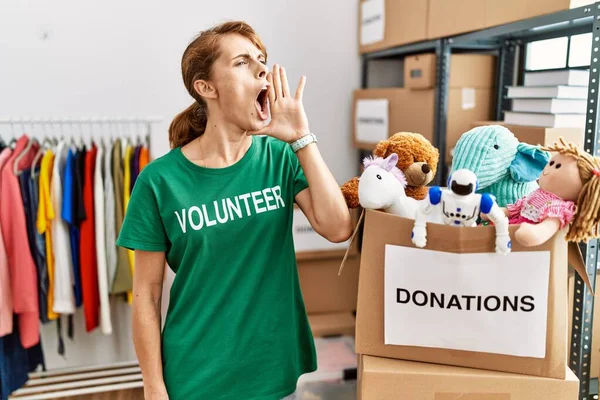 Beautiful Caucasian Woman Wearing Volunteer Shirt Donations Stand Shouting Screaming — 图库照片