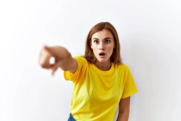 Young Brunette Woman Standing Isolated Background Pointing Finger Surprised Ahead — Fotografia de Stock