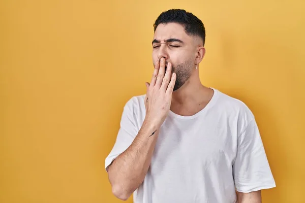 Young Handsome Man Wearing Casual Shirt Yellow Background Bored Yawning — Stock fotografie