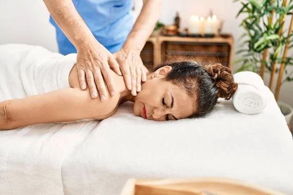 Homem Mulher Meia Idade Usando Uniforme Terapeuta Tendo Sessão Massagem — Fotografia de Stock