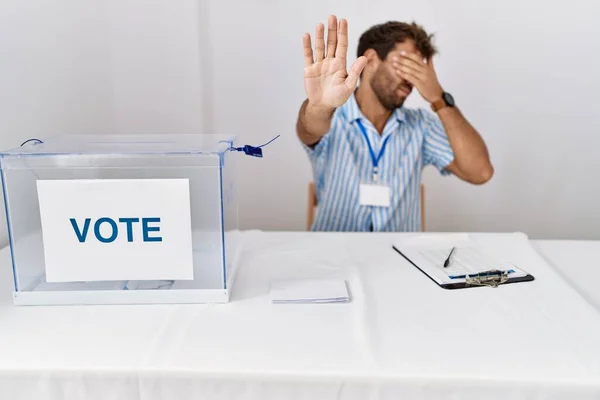 Homem Bonito Novo Eleição Política Que Senta Pela Cédula Que — Fotografia de Stock