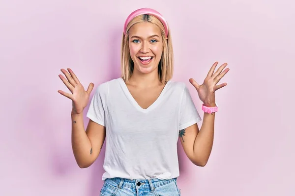 Beautiful Blonde Woman Wearing Casual White Shirt Celebrating Crazy Amazed — Fotografia de Stock