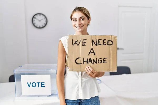 Jovem Loira Eleição Política Segurando Precisamos Banner Mudança Olhando Positivo — Fotografia de Stock