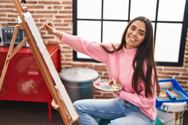 Joven Mujer Hispana Sonriendo Confiado Dibujo Estudio Arte — Foto de Stock